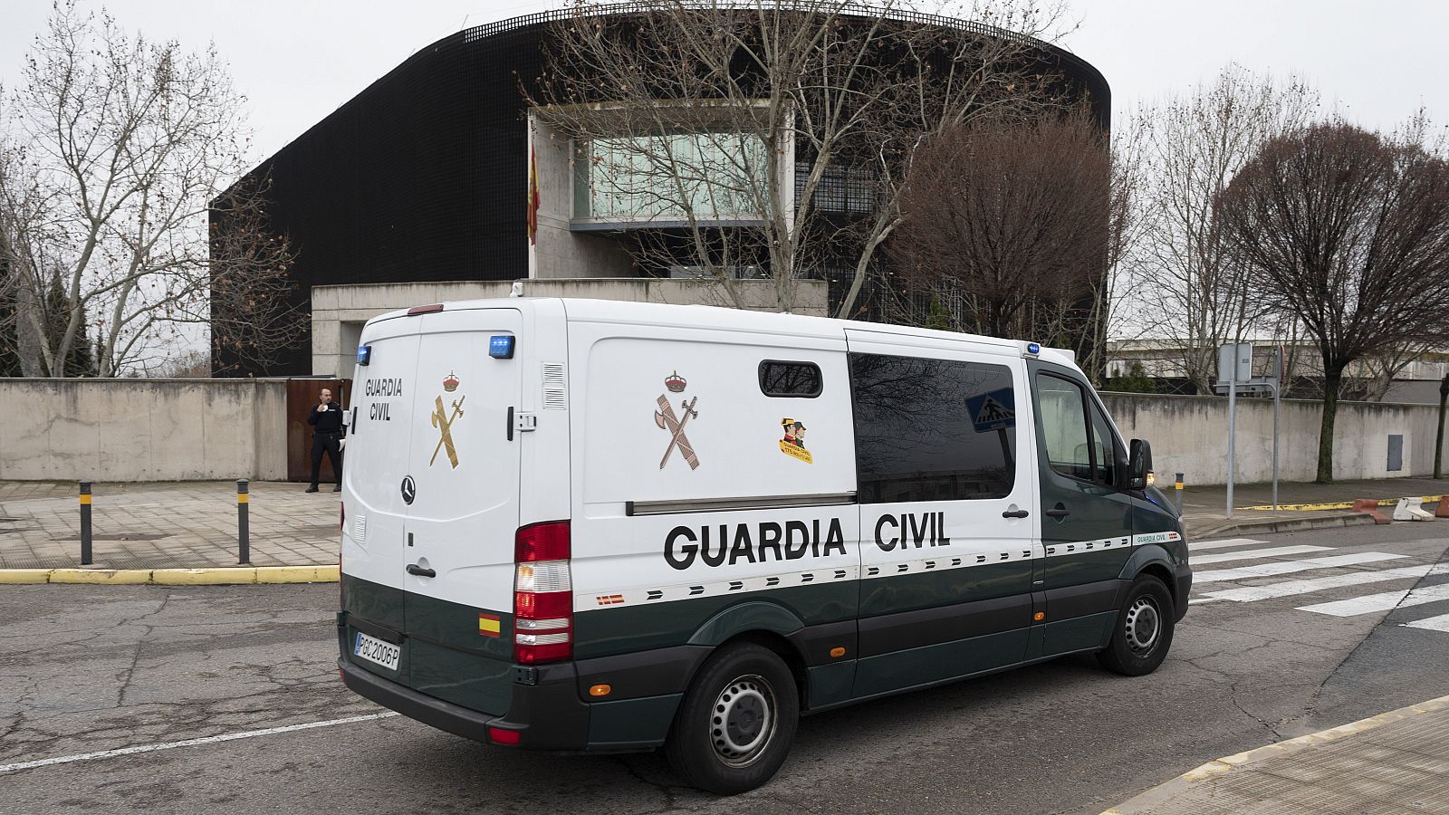 Un furgón de la Guardia Civil a las puertas de los juzgados de la Audiencia Nacional