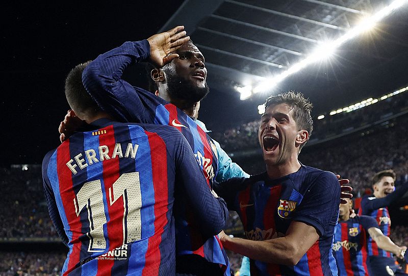 FC Barcelona 2-1 Real Madrid: Kessie culmina una remontada que puede valer una Liga