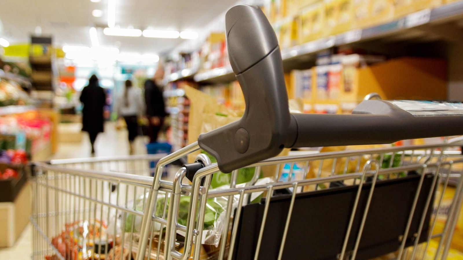Un hombre hace la compra en el supermercado