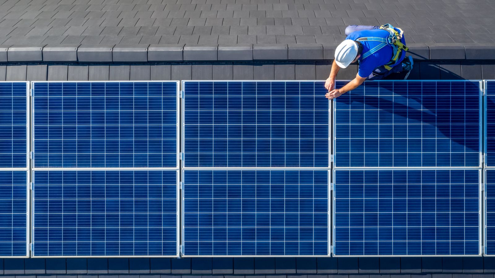 Un instalador de paneles solares