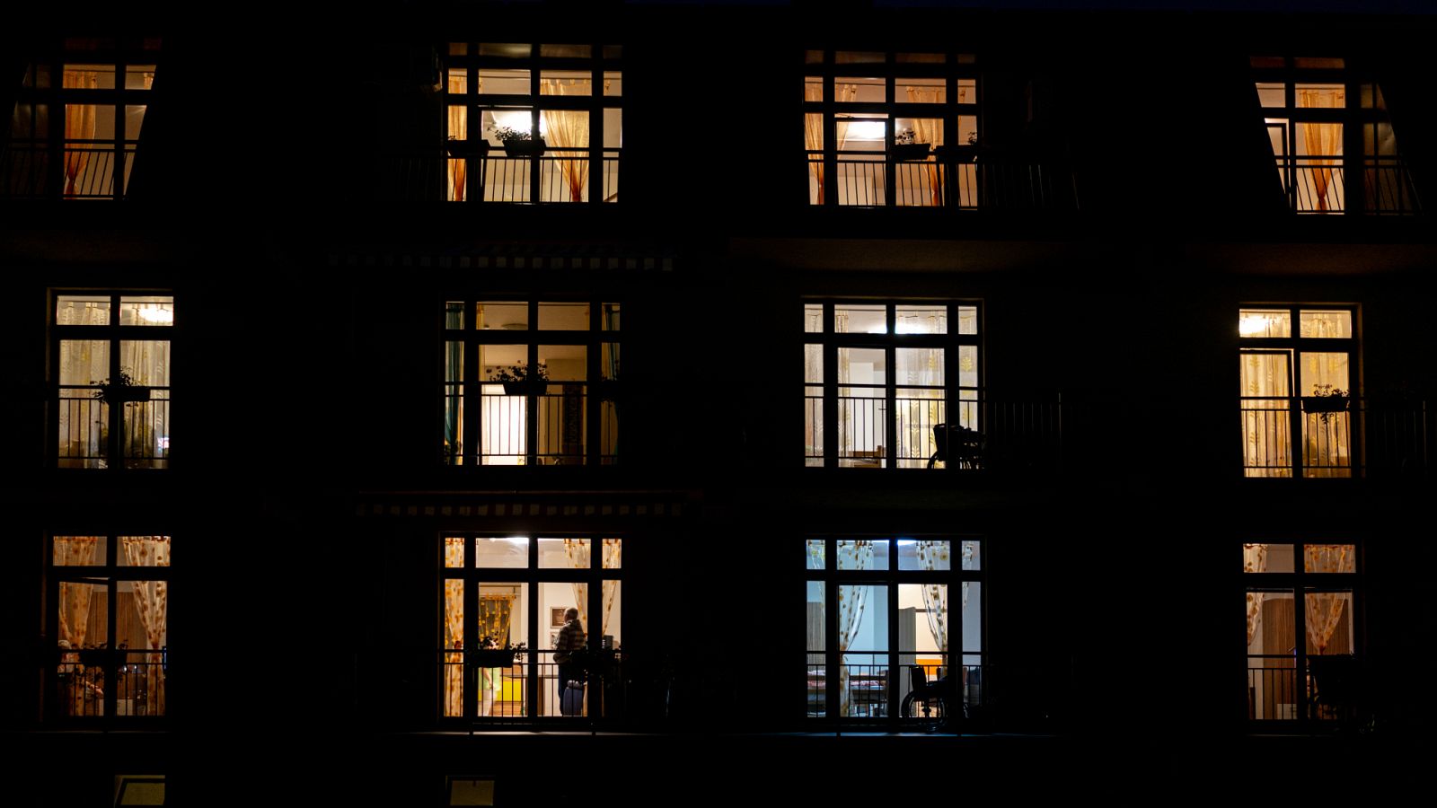 Un edificio de viviendas con las ventanas iluminadas