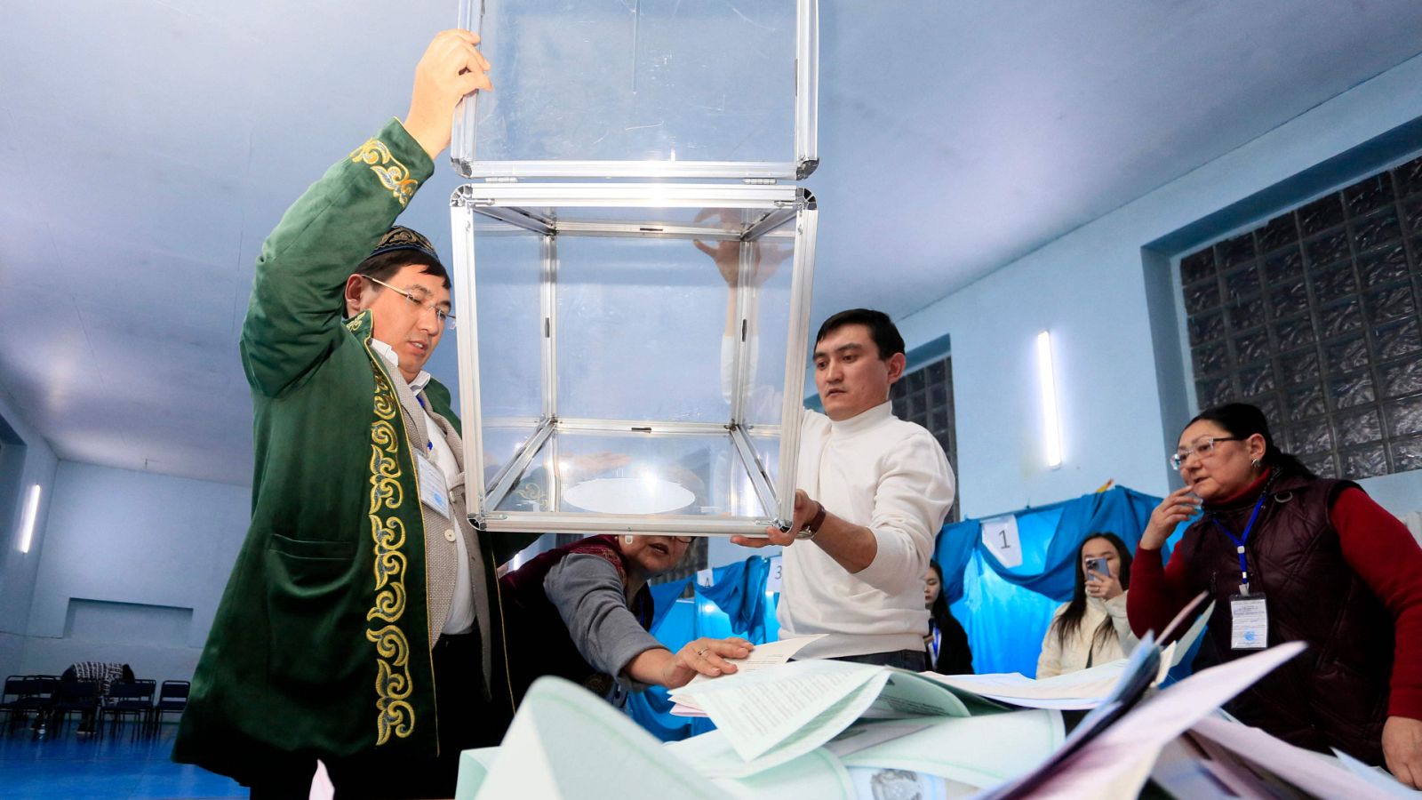 Recuento de votos en un colegio electoral de Almaty