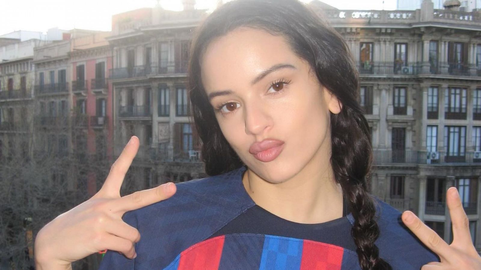 El himno del FC Barcelona ms original para el clsico: Rosala apoya a su equipo de ftbol con este 'Motomami'