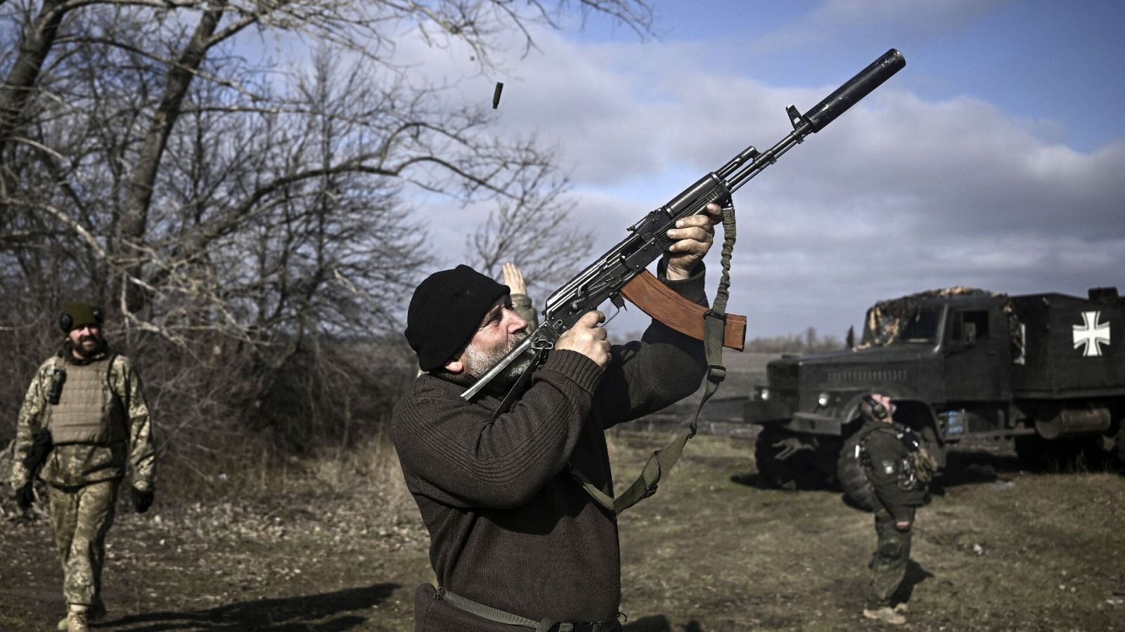 Un soldado ucraniano se prepara para disparar en Bajmut