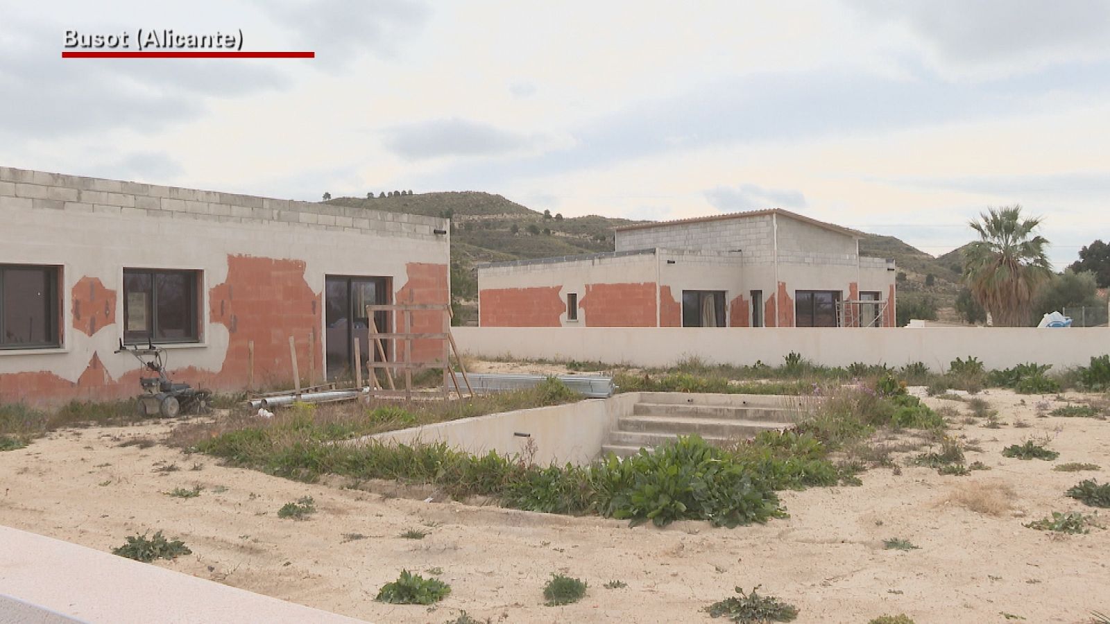 Promoción a medio construir en Busot que era el señuelo de una estafa piramidal según la Guardia Civil