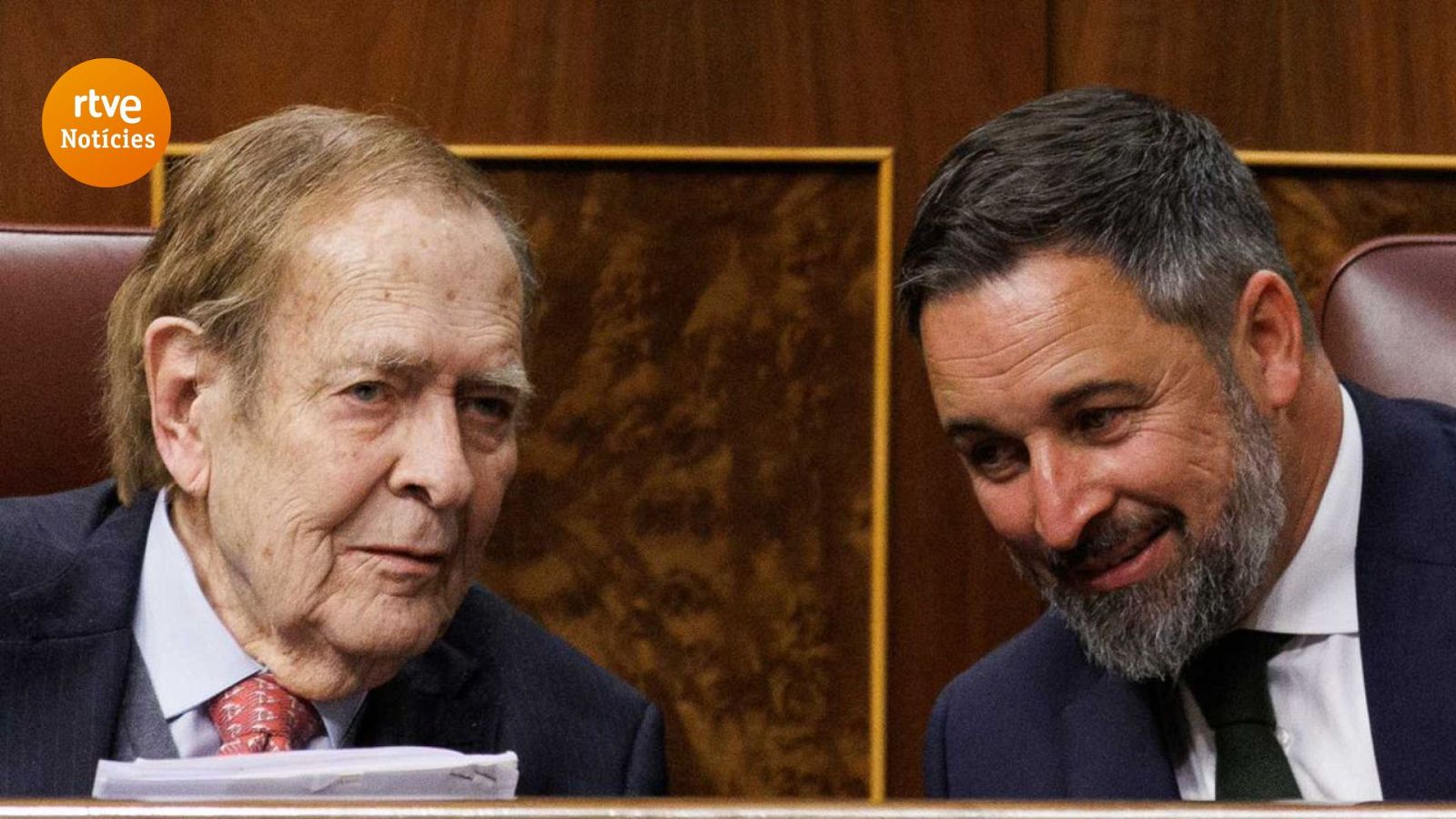 L'economista Ramón Tamames conversa amb el líder de Vox, Santiago Abascal, al Congrés
