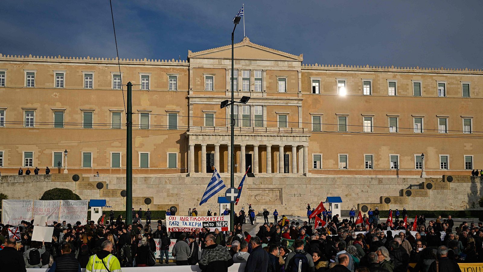 Exterior del Parlamento Griego en la Plaza Sintagma de Atenas