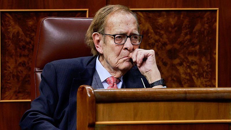 Tamames reprende al Congreso por convertir la moción en un "mitin espurio" y lamenta  "la vuelta a las dos Españas"