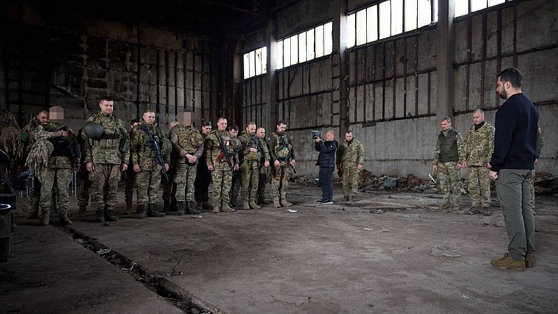 Zelenski visita a las tropas ucranianas que luchan en Bajmut mientras Rusia bombardea Zaporiyia y la región de Kiev