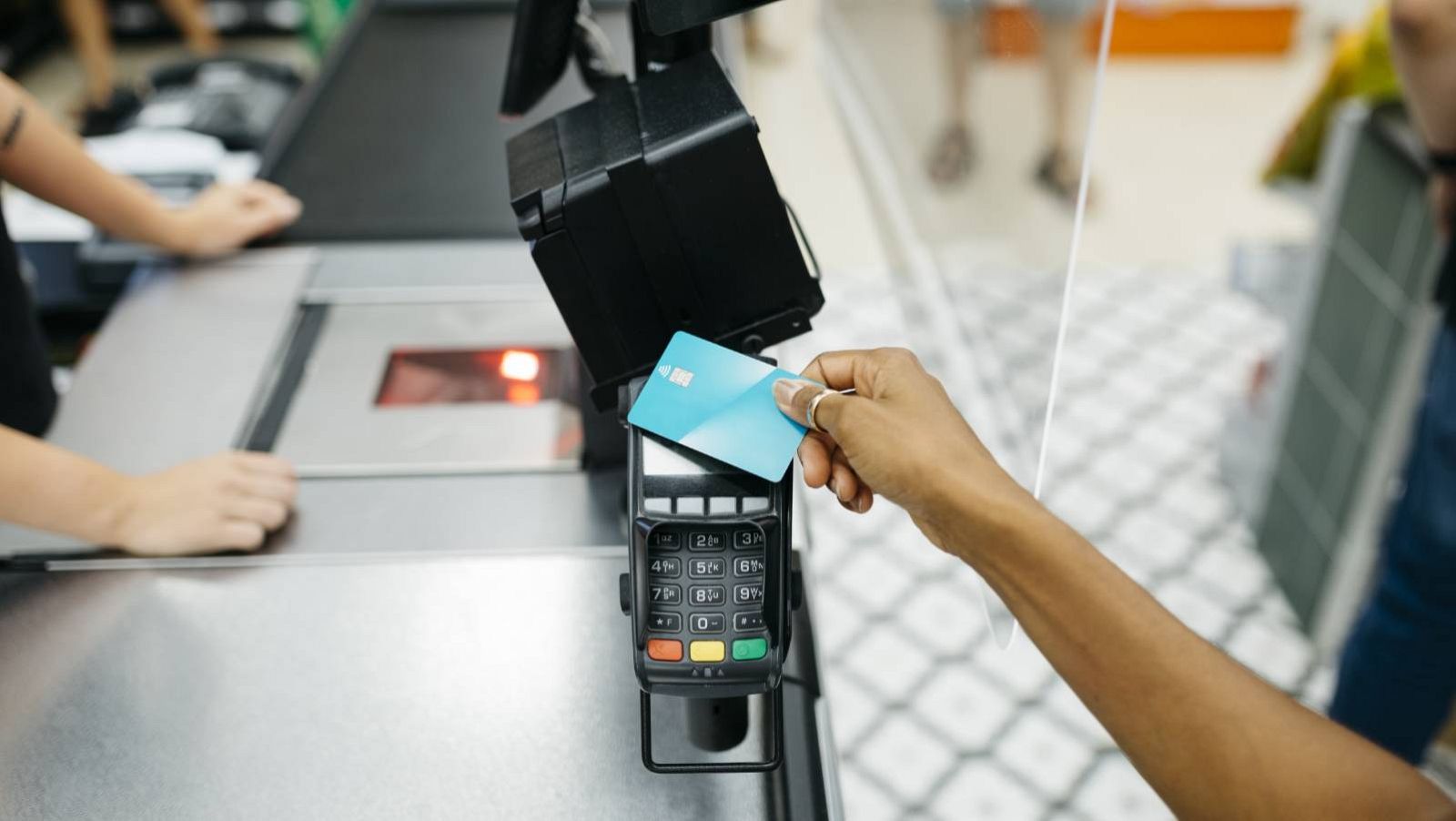 Un cliente efectúa un pago con tarjeta en un establecimiento