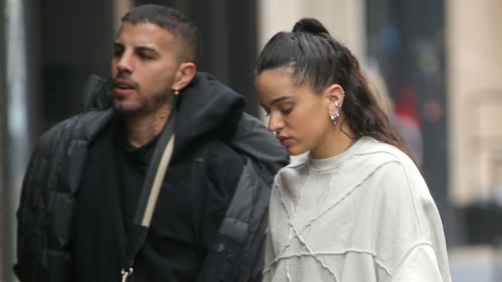 Rosalía y Rauw Alejandro: ¿Se van a casar? Así es el videoclip de "Beso"