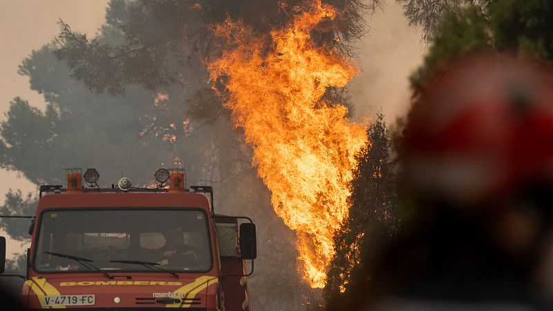 El incendio entre Teruel y Castell�n avanza con rapidez tras calcinar m�s de 4.000 hect�reas y amenaza un parque natural