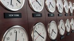 ¿Por qué en España comemos "tan tarde" con respecto a Europa? Lo que no sabías de los husos horarios