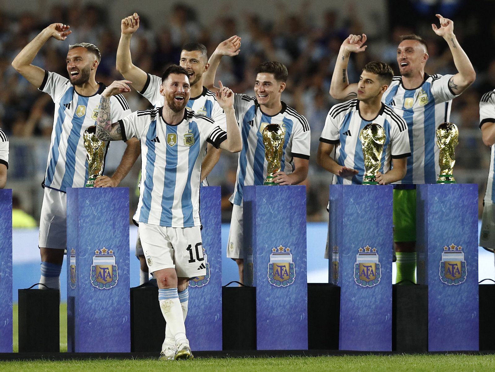 Los 'muchachos' se vuelven a ilusionar en una fiesta donde Messi marc� su gol 800