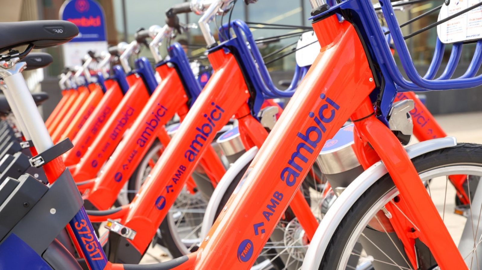 TMB ha activat la primera estació de transferència a Zona Universitària