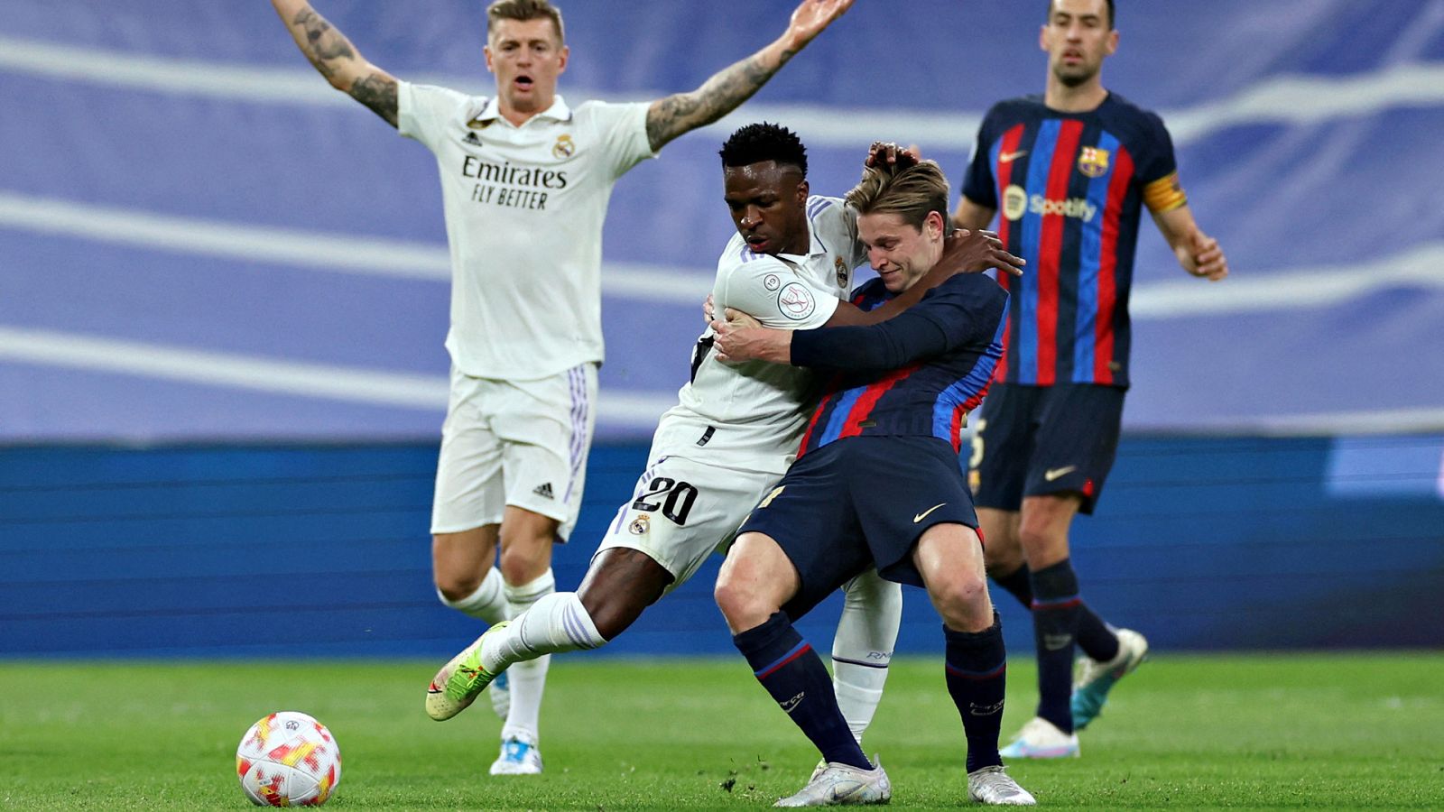 Vinicius y De Jong en una acción durante el clásico de Copa del Rey Real Madrid - Barcelona.
