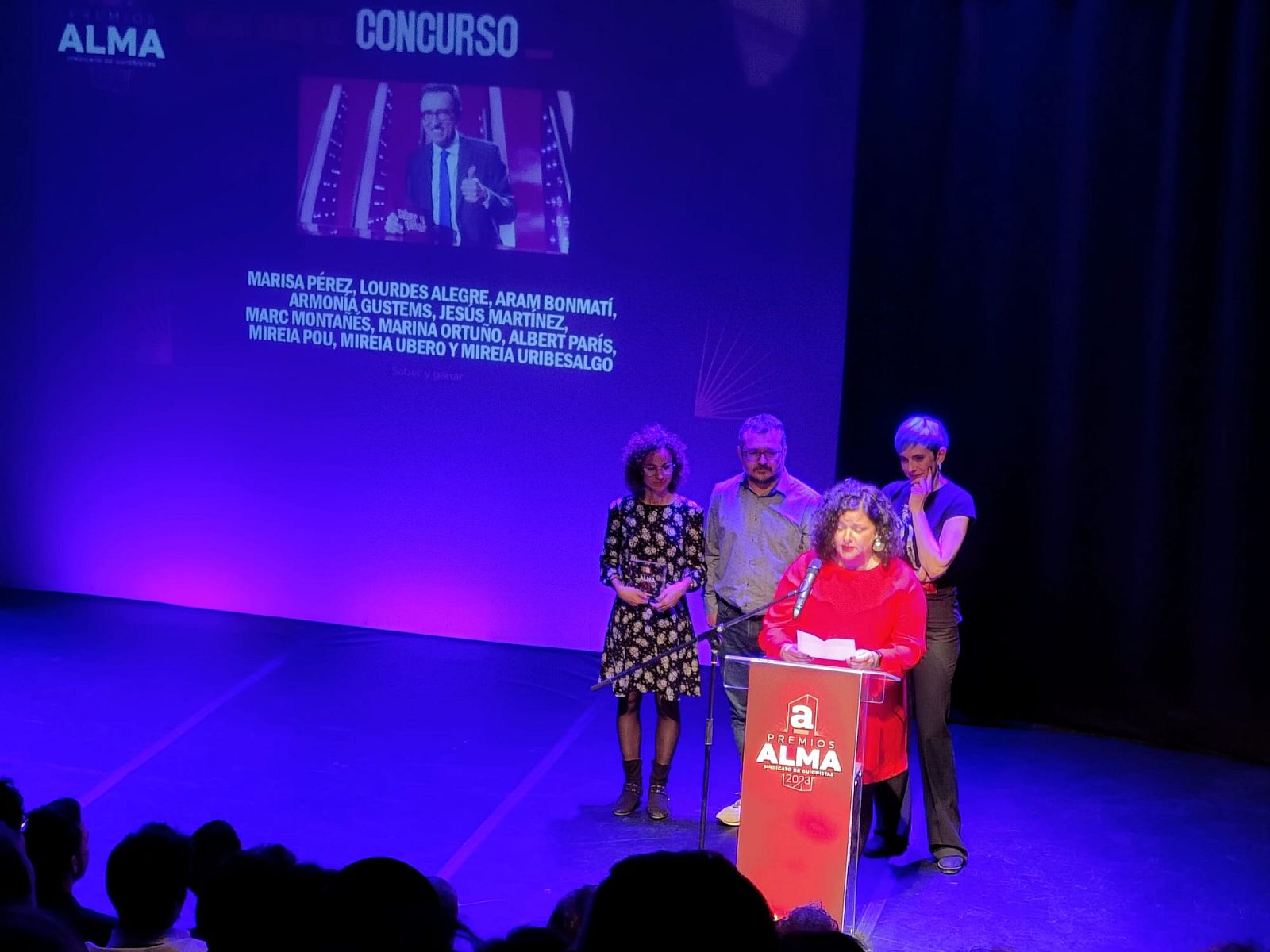 Los guionistas de 'Saber y ganar' recogen el Premio Alma