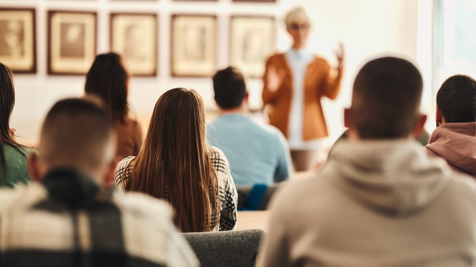 Becas MEC 2023: estudiantes prestan atención en clase