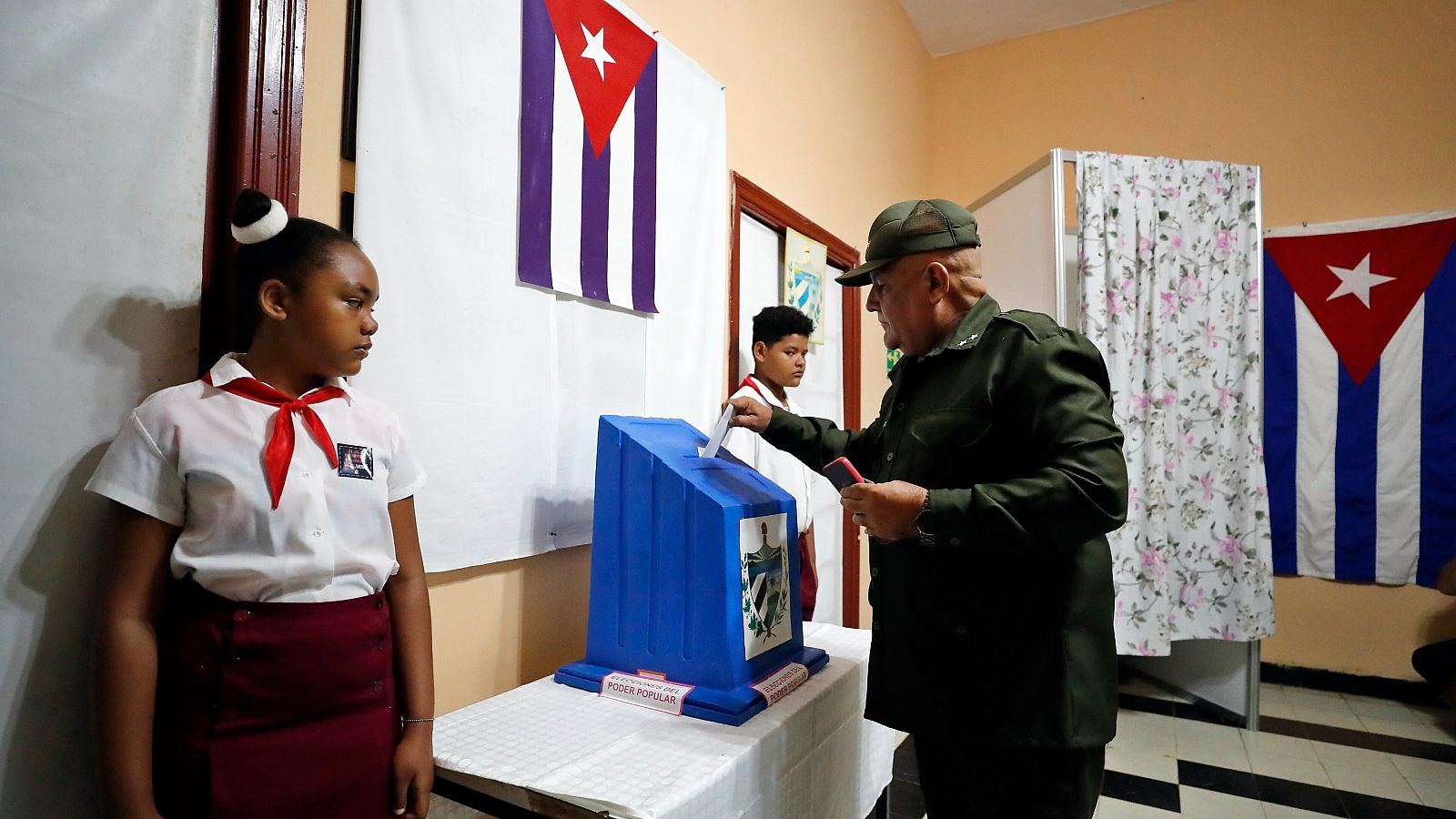 Un militar votando este domingo en las elecciones parlamentarias, en un colegio electoral de La Habana