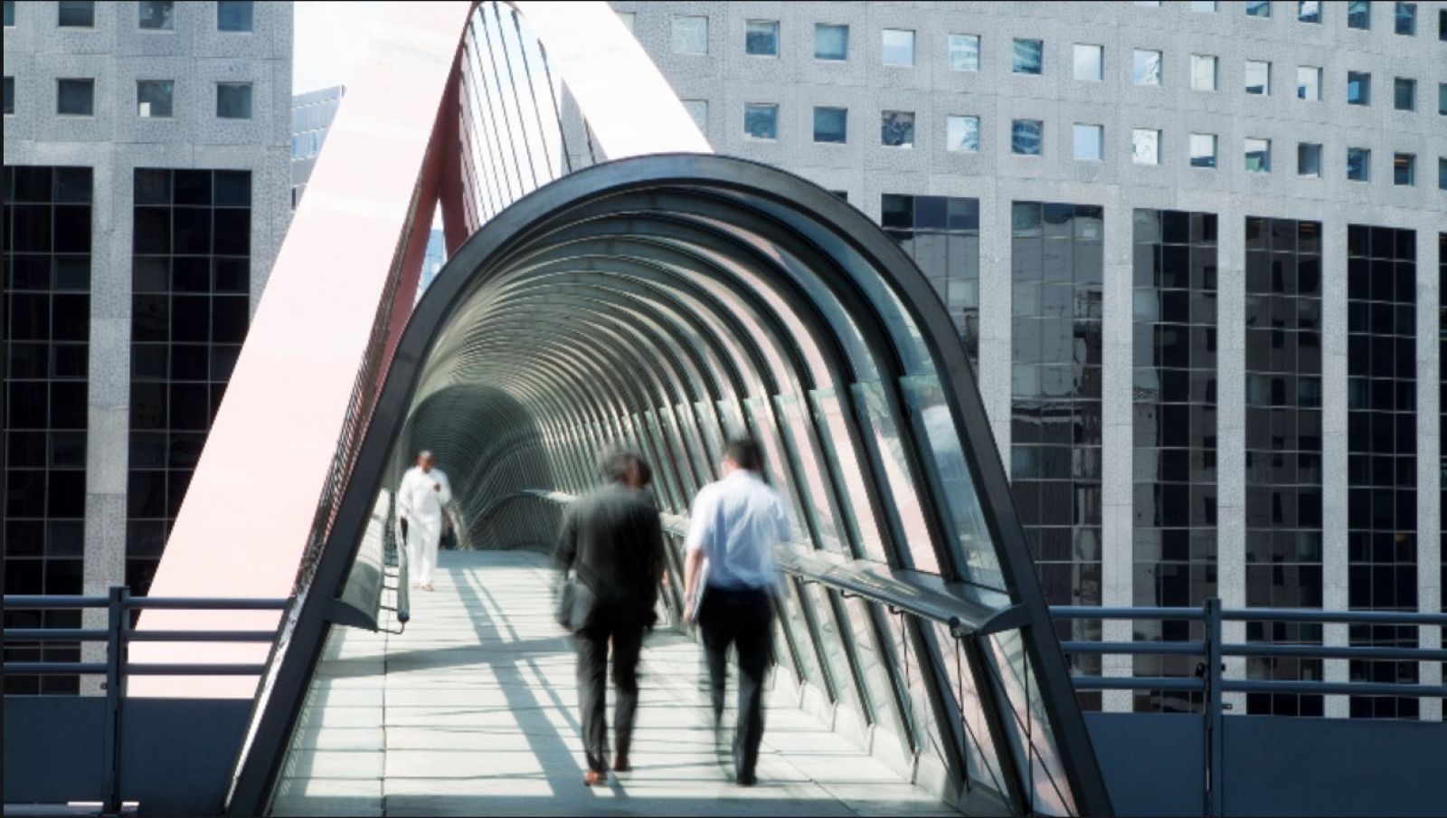 Dos personas en una pasarela en La Défense, el distrito financiero de París