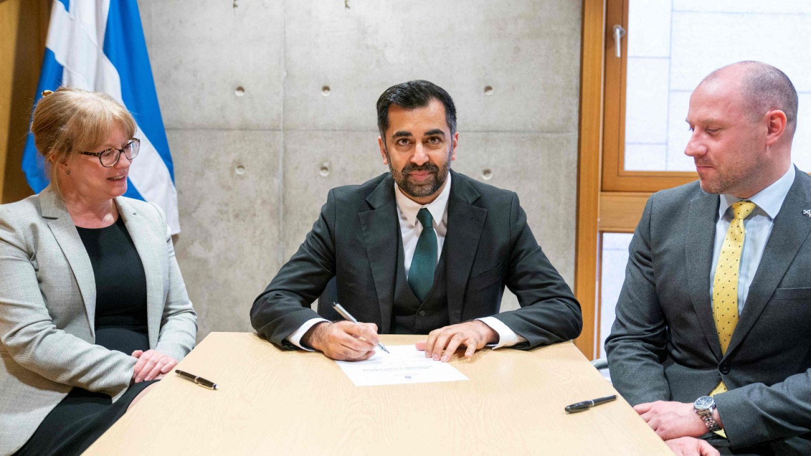 Humza Yousaf firma el acta como ministro principal de Escocia