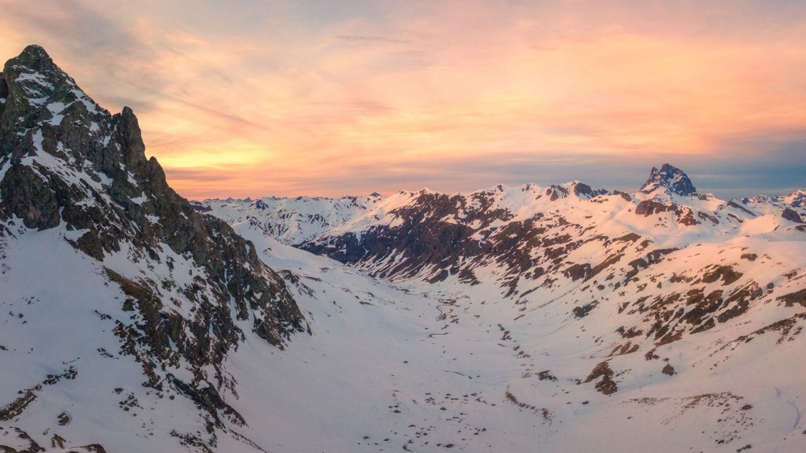 Valle glaciar de Canal Roya, por donde pasaría la telecabina para unir Astún y Formigal