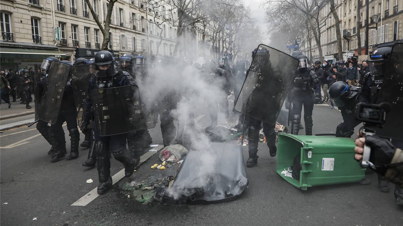 La polícia antidisturbios durante la jornada de protestas en Francia