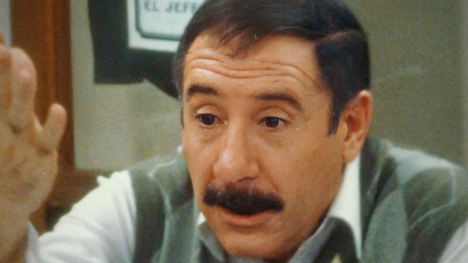 Alfredo Landa encarna en 'Tristeza de amor' a la estrella radiofónica Ceferino Reyes