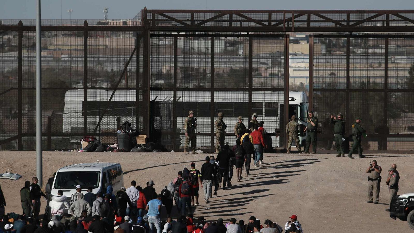 Imagen de migrantes caminando hacia la custodia de Estados Unidos después de cruzar la frontera desde México, Ciudad Juárez.