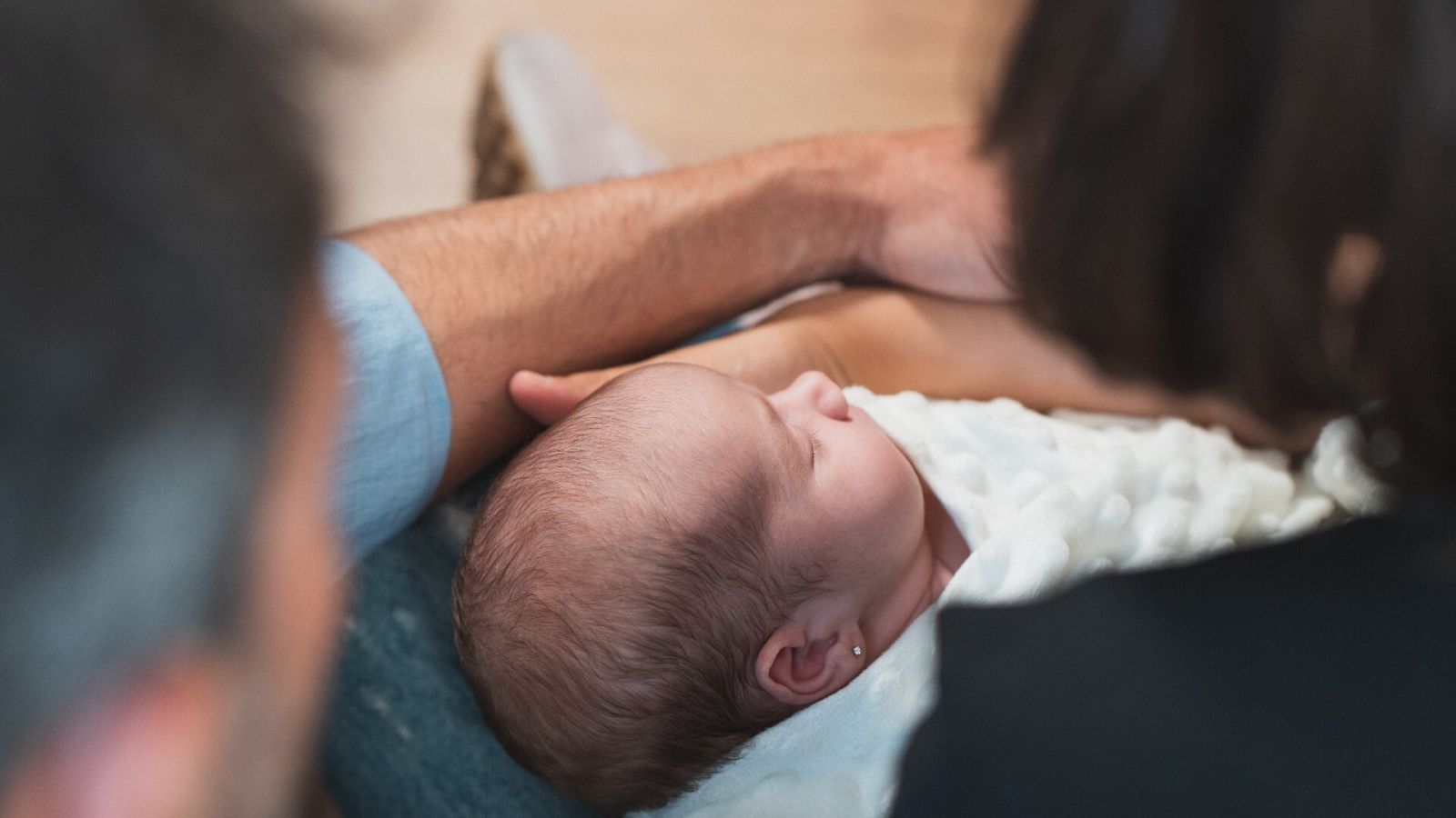 La edad de la maternidad y la paternidad, una cuestión de biología y ética