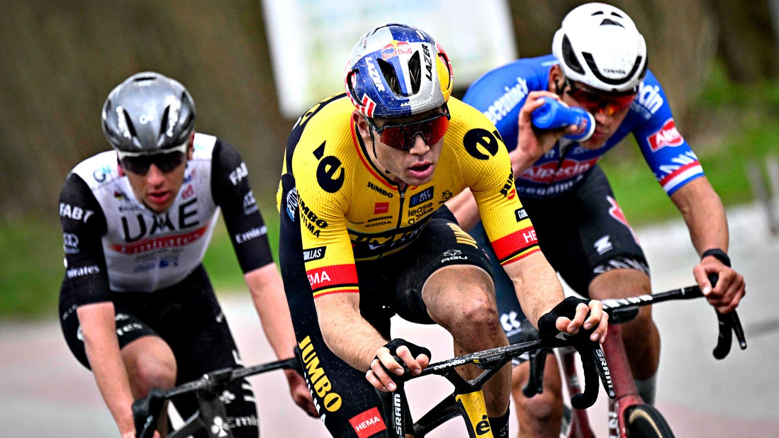 Imagen de Wout van Aert, Tadej Pogacar y Mathieu van der Poel durante la E3 Saxo Bank Classic 2023.