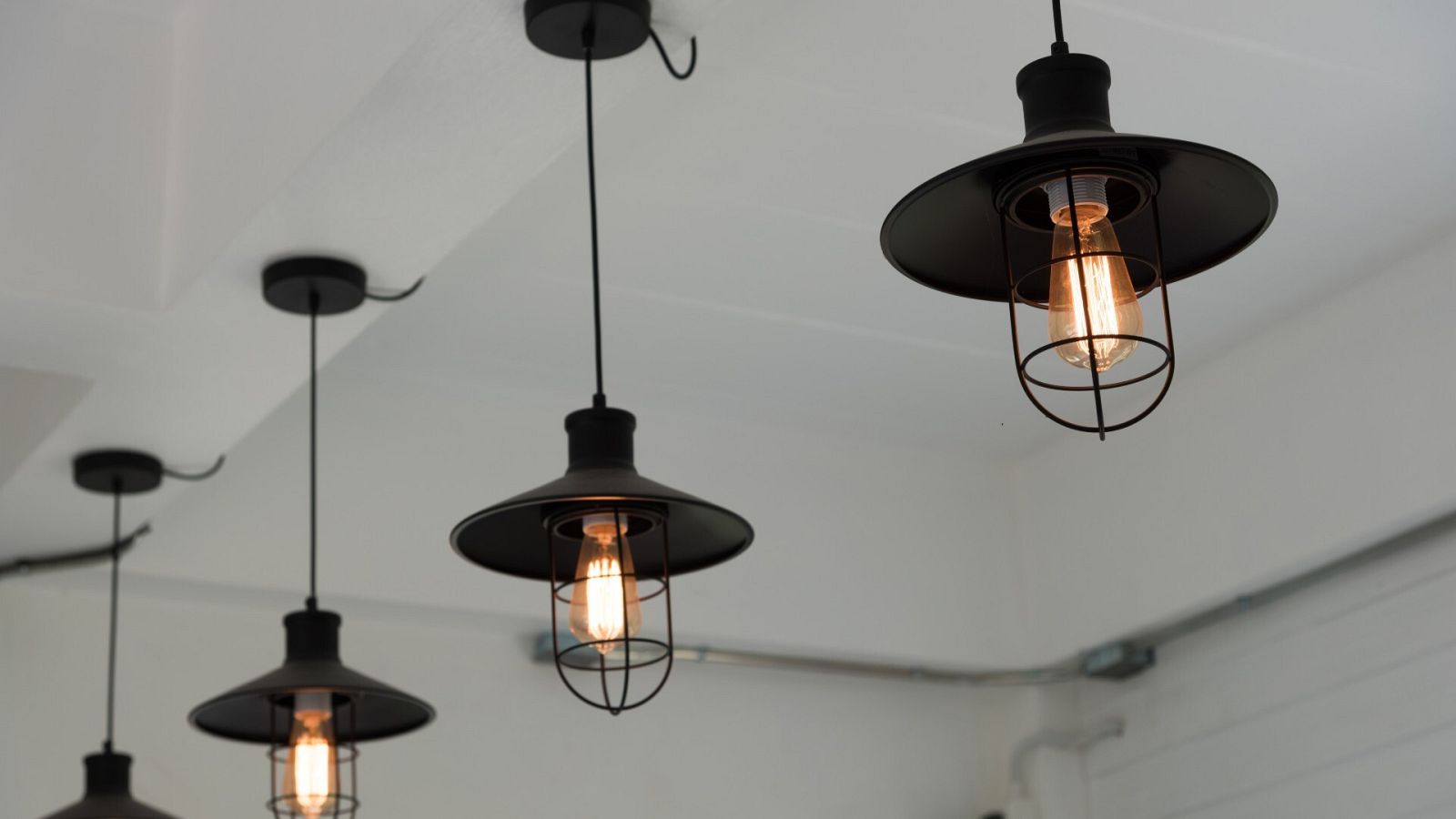 La luz baja este viernes un 42% y se sitúa en 42,71 euros/MWh, su precio más bajo desde el 28 de enero