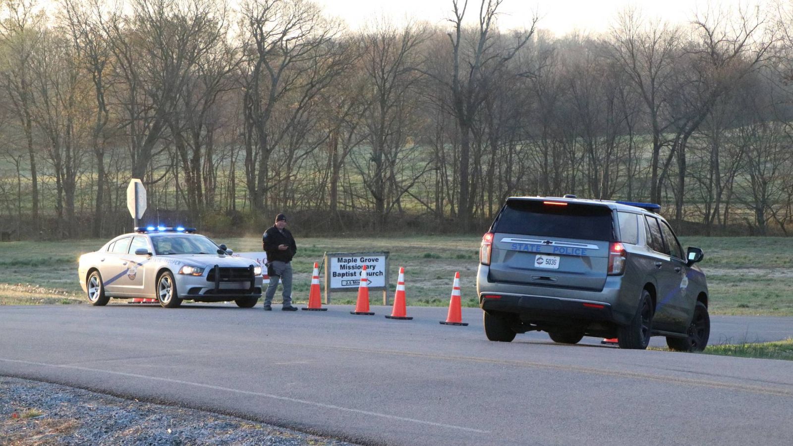 Un agente se encuentra próximo al lugar de los hechos