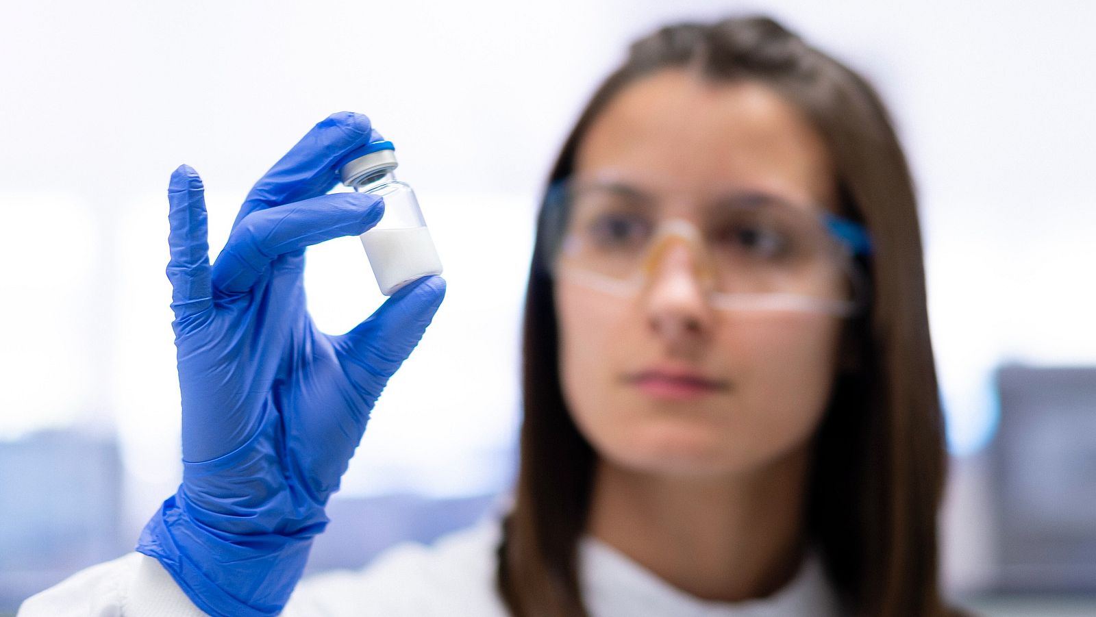Uno de los viales de la vacuna 'Bimervax', en el laboratorio de Hipra.