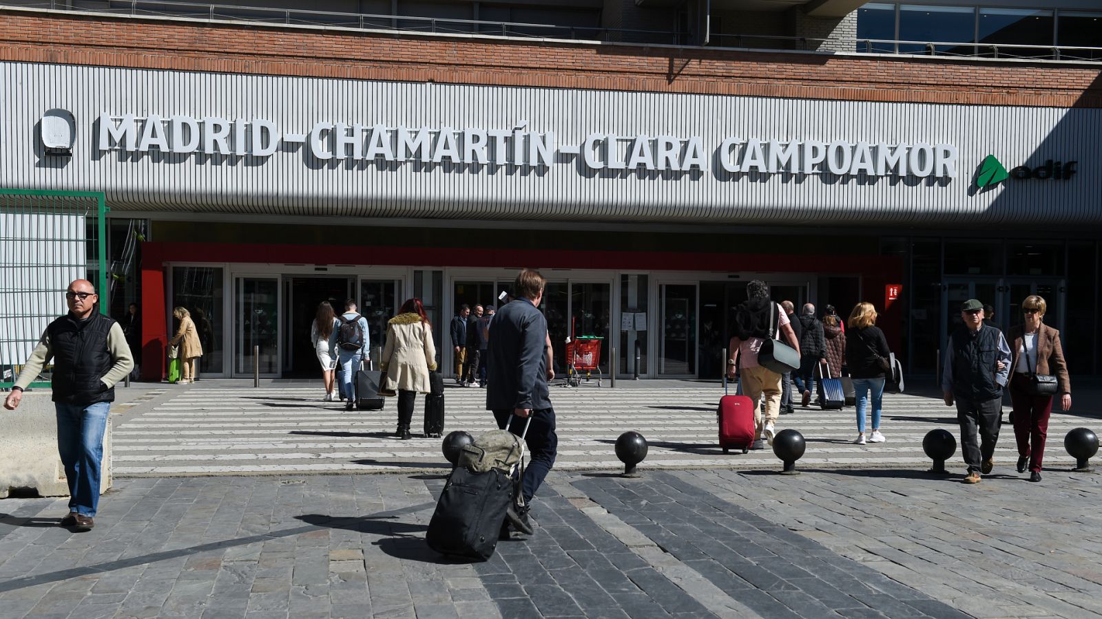 Un grupo de personas a la entrada de la estación Madrid-Chamartín-Clara Campoamor