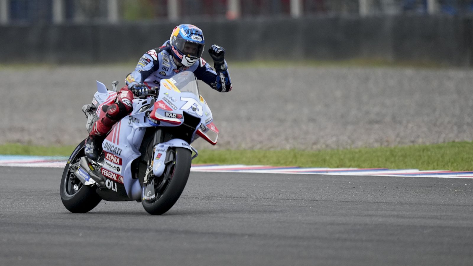 Álex Márquez festeja su pole, la primera de su vida en MotoGP