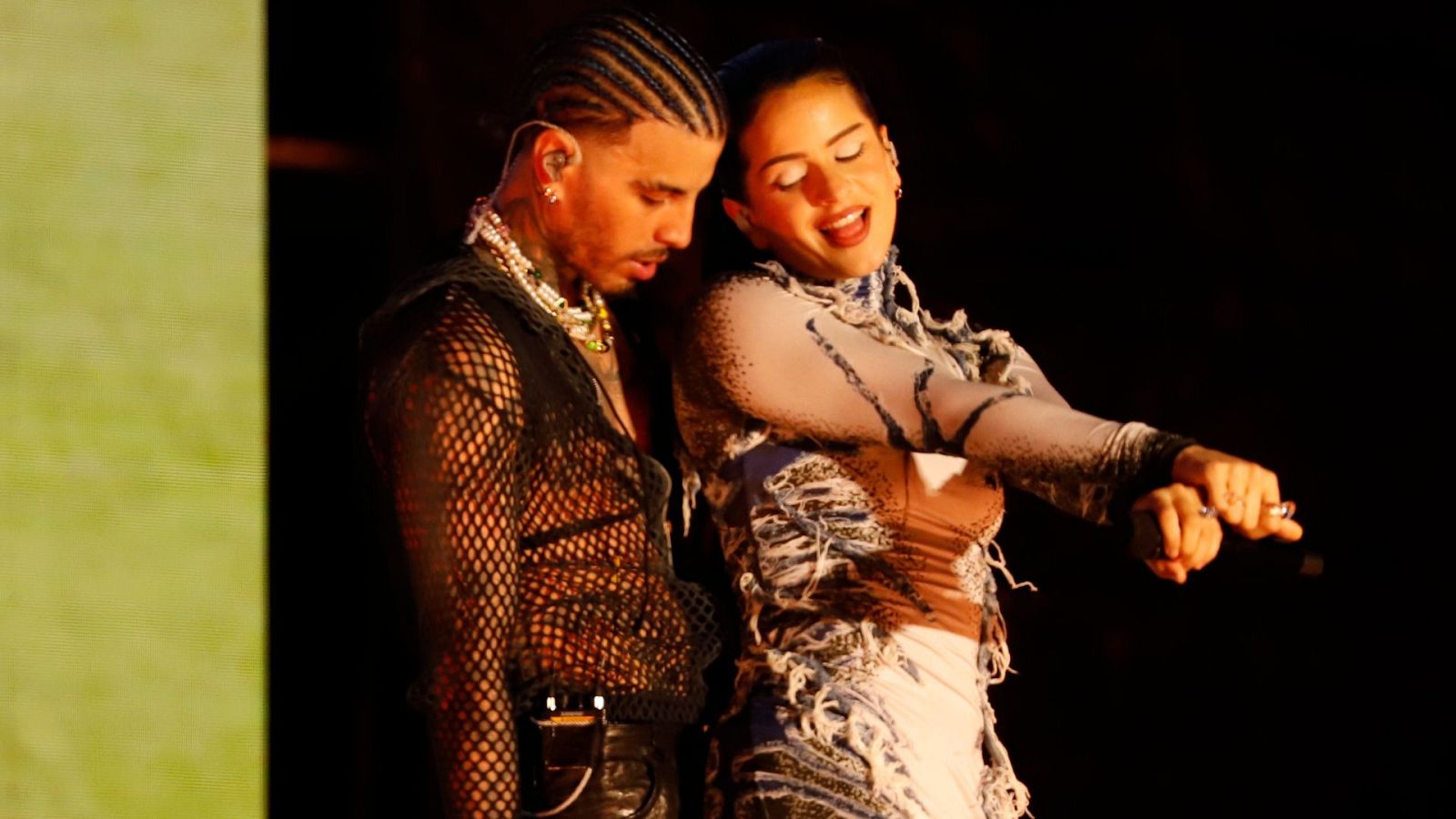 Rosalía y Rauw Alejandro, dos 'vampiros' comiéndose a besos en su primera actuación juntos