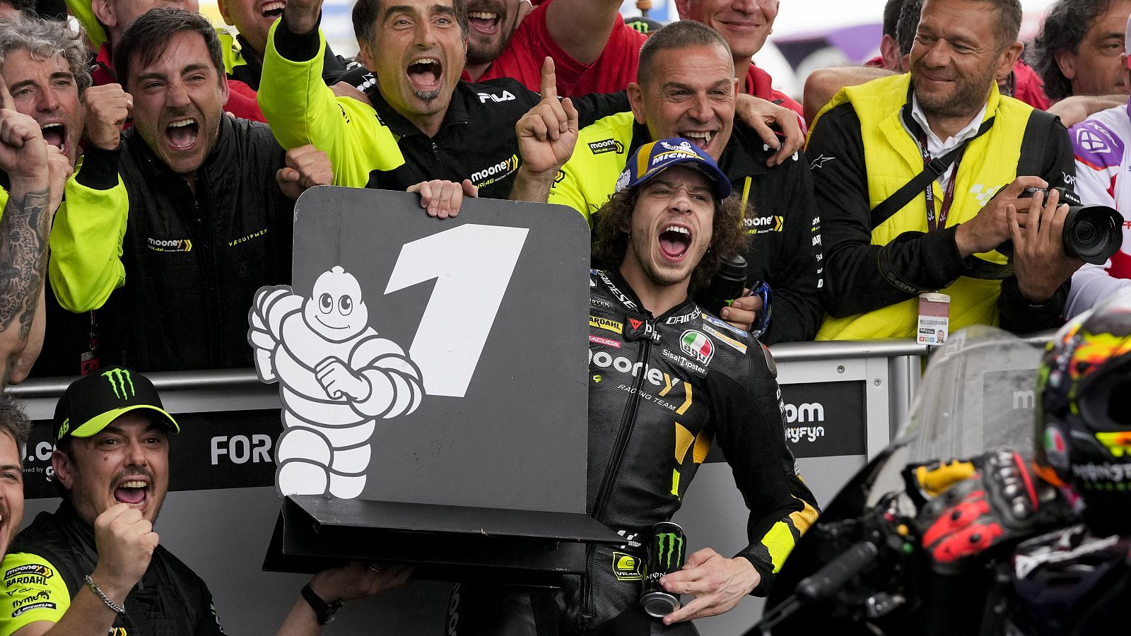 Bezzechi consigue su primer triunfo en MotoGP y es nuevo líder del mundial