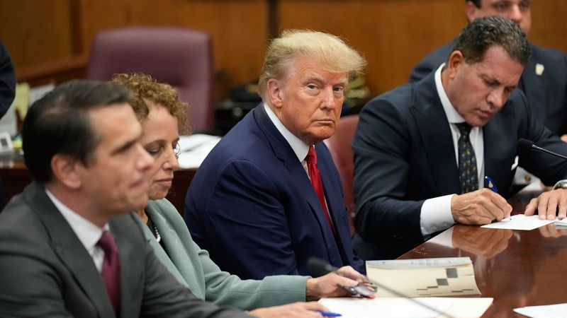 Trump se declara "no culpable" del pago en negro a la actriz porno Stormy Daniels en su declaraci�n ante el juez