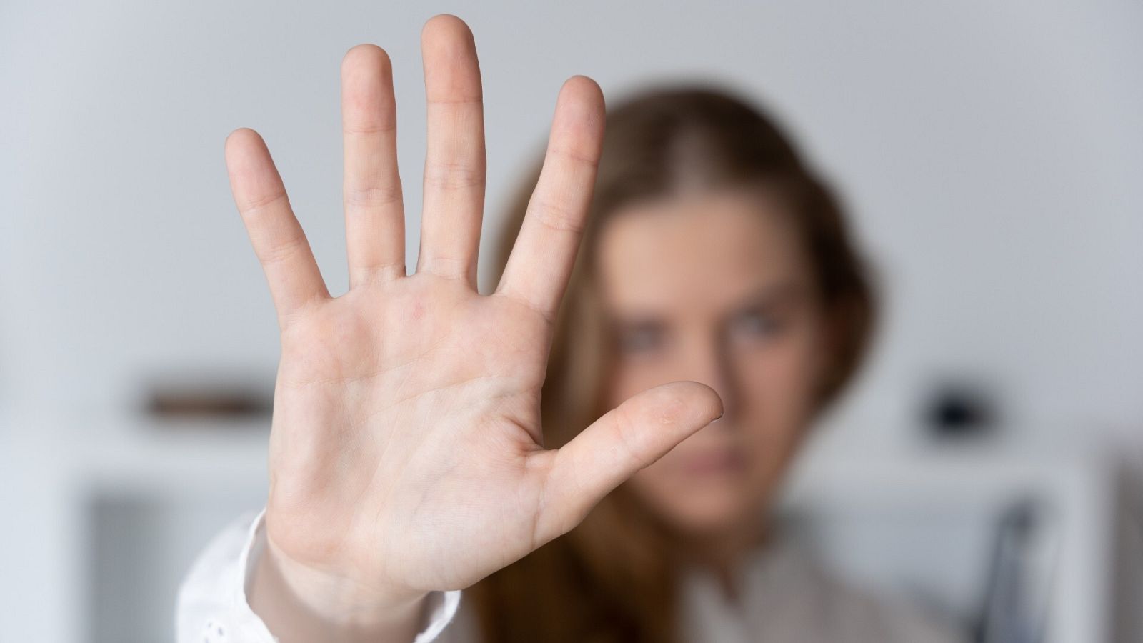 Una mujer levanta la mano en un gesto contra las agresiones sexuales