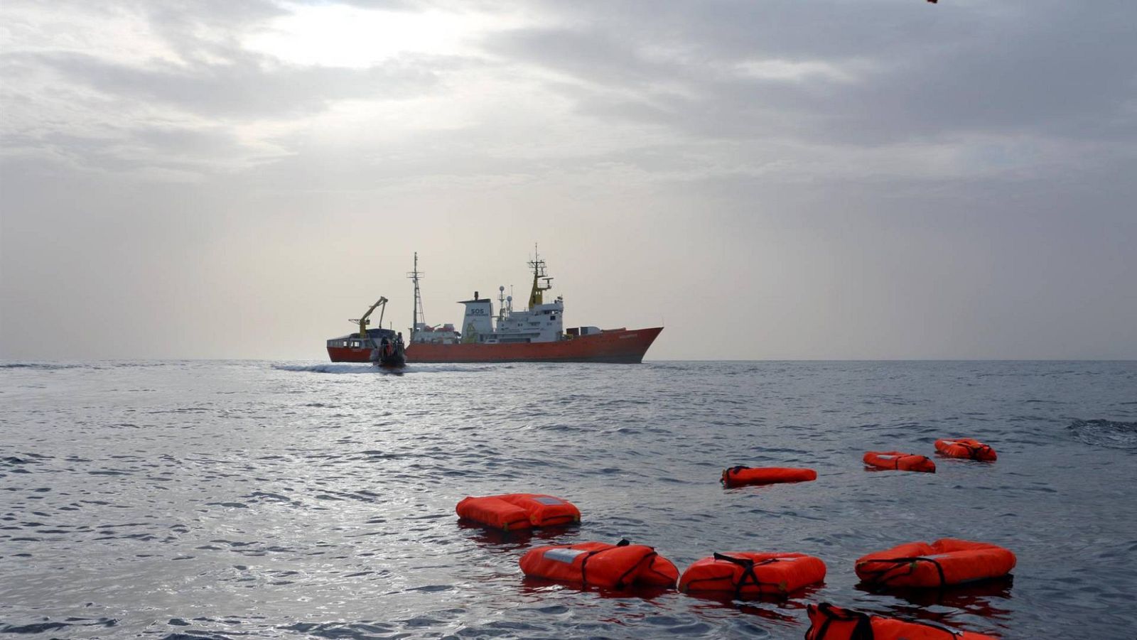 Foto de una tripulación del "Aquarius", de la ONG "SOS Méditerranée", en en el Mediterráneo central en 2018