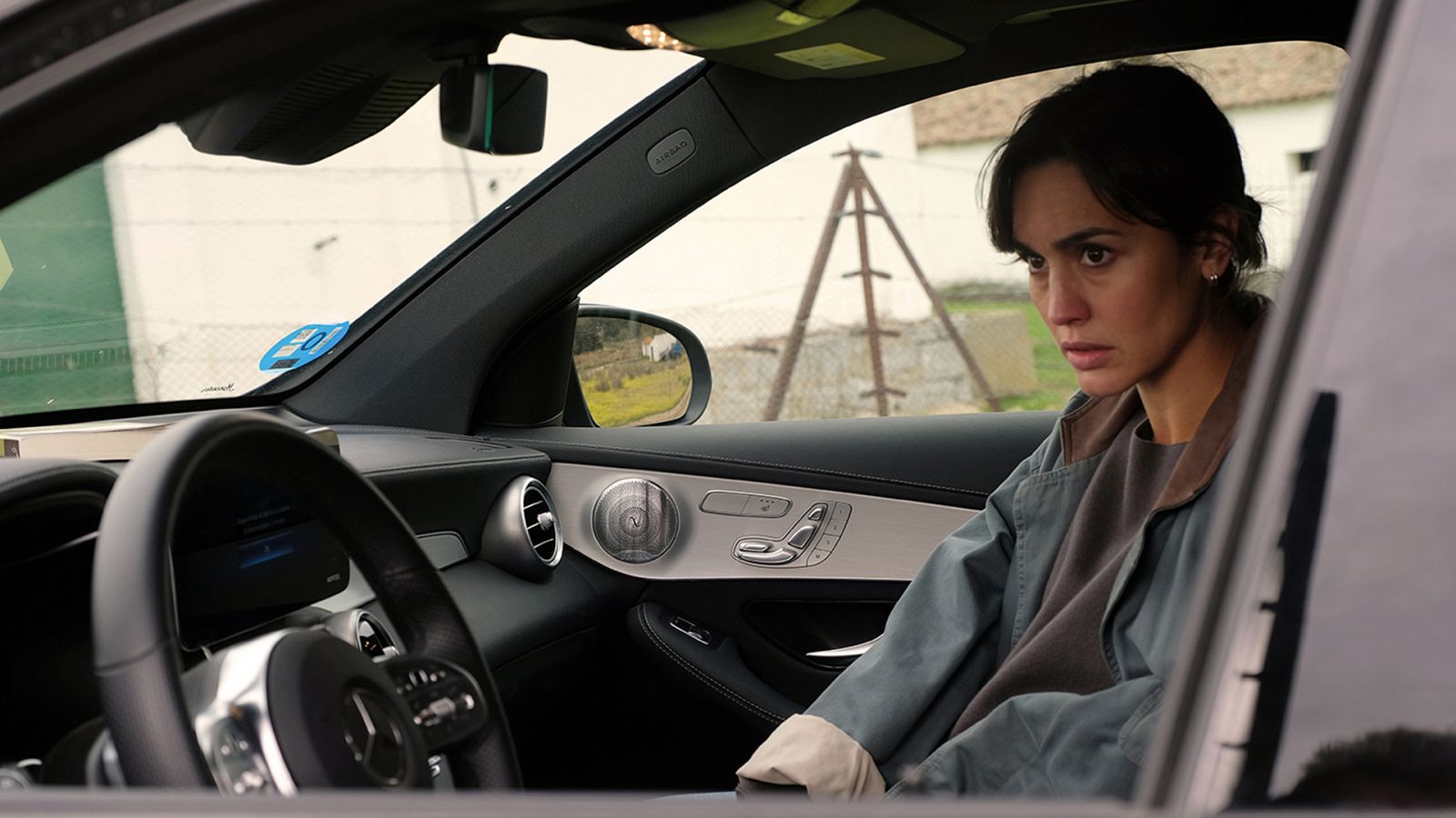 Sara Campos (Megan Montaner) seguirá las huellas del coche que embistió al perro de Alicia