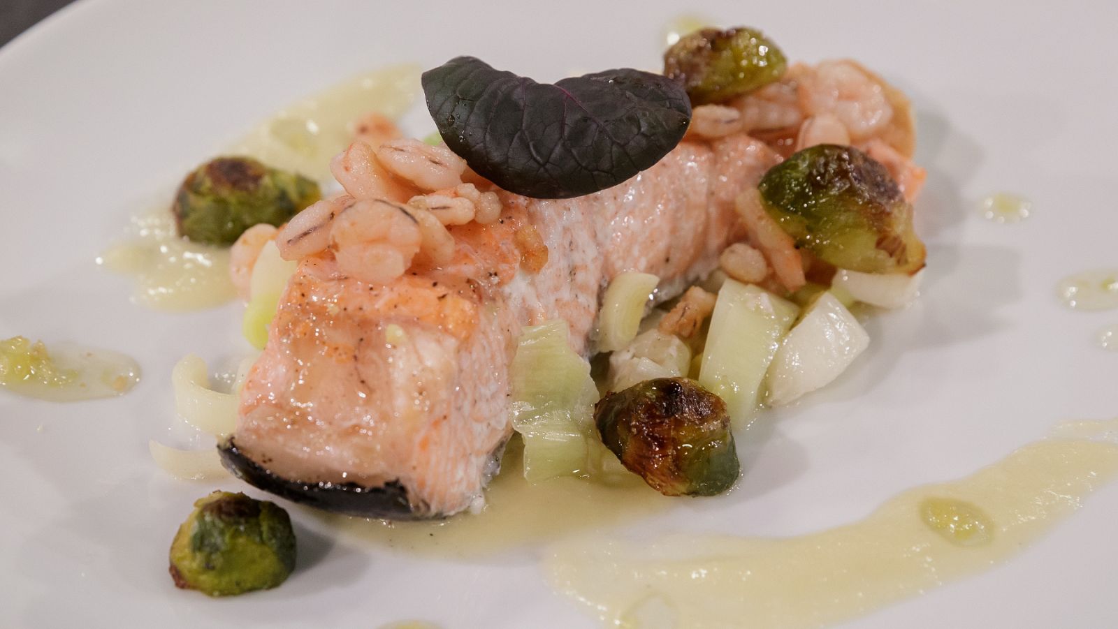 Receta de salmón al horno con gambas y coles de Bruselas de Marta