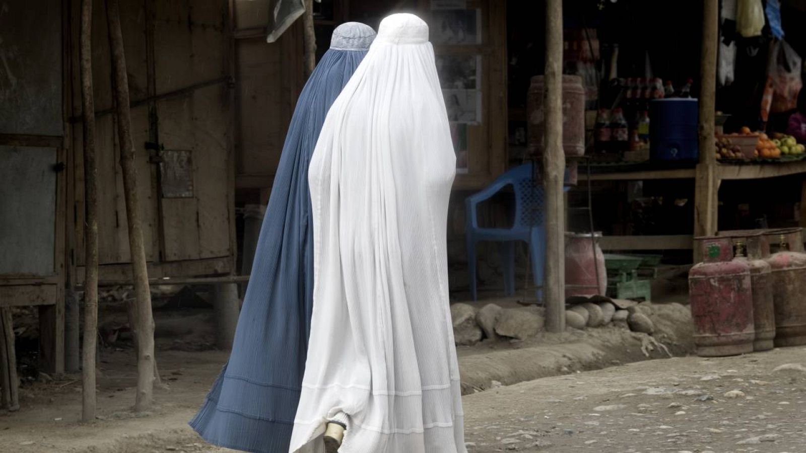 Mujeres afganas caminando por las calles de Kabul