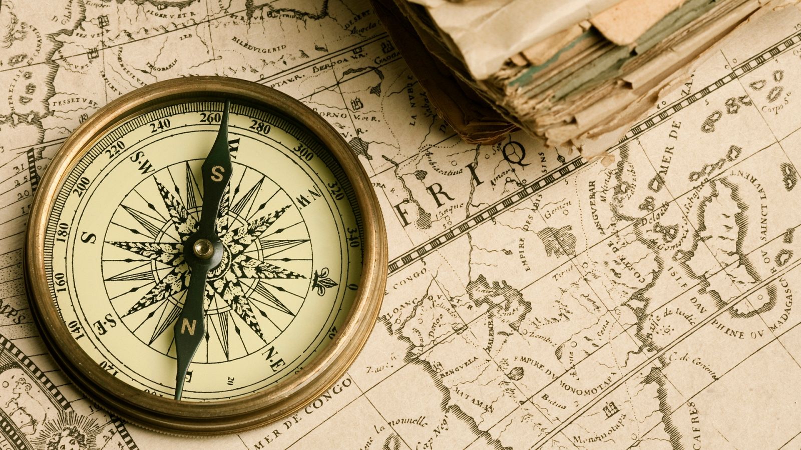 Polo Norte Geográfico vs. Magnético. ¿A cuál señala la brújula?