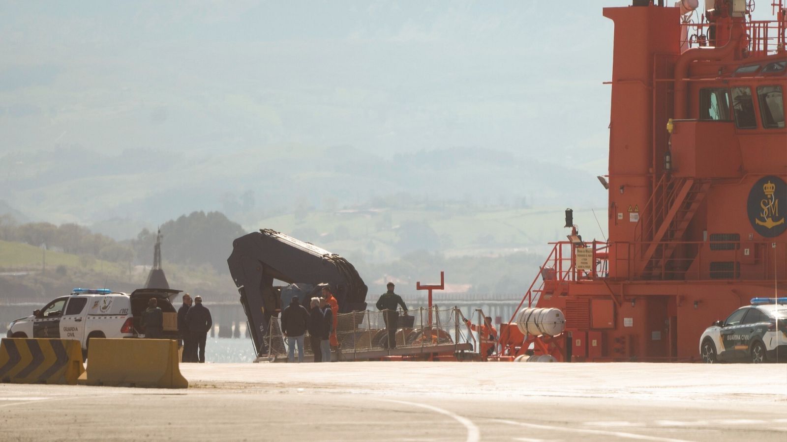 La Guardia Civil busca al marinero desaparecido en el naufragio del pesquero Vilaboa frente a Santander