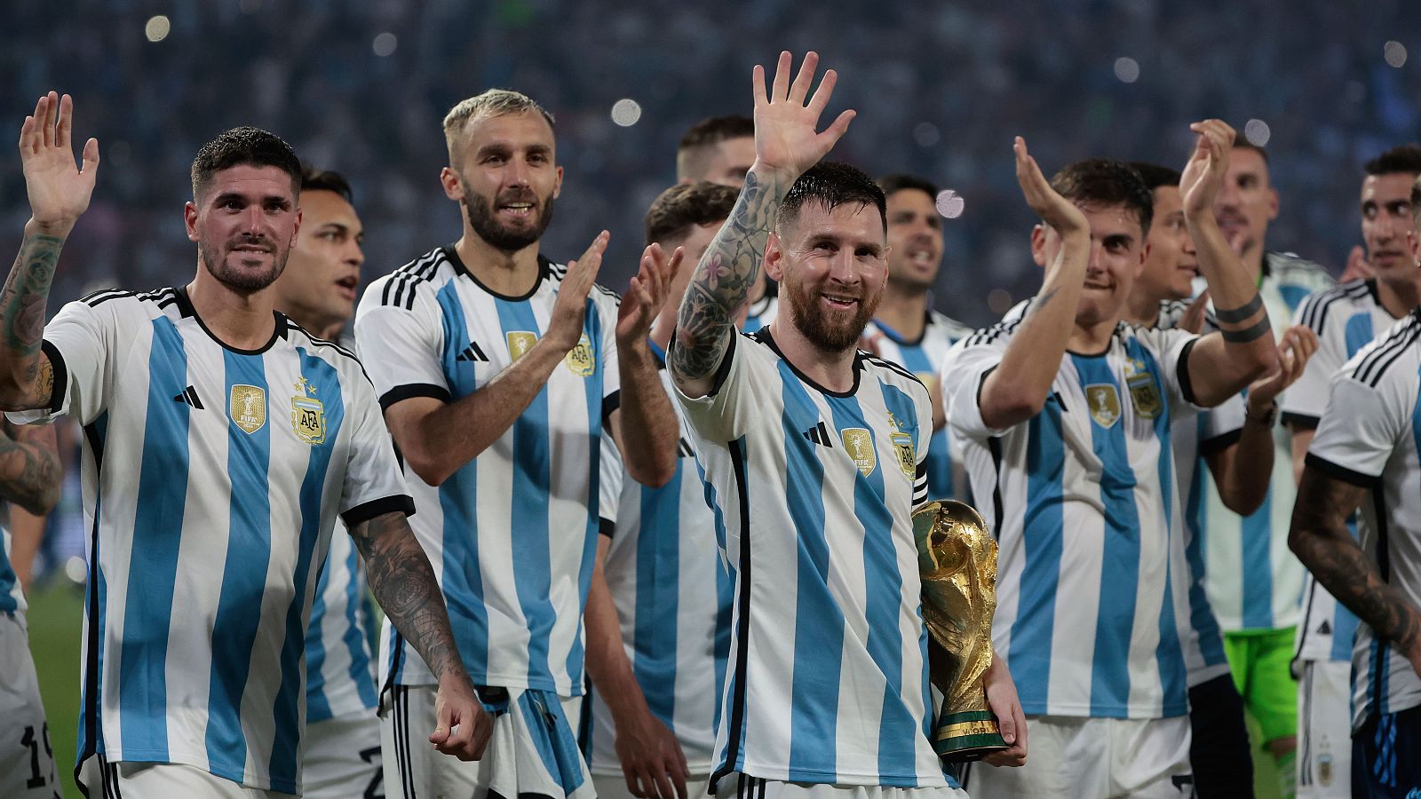 Argentina muestra la Copa del Mundo a la afición