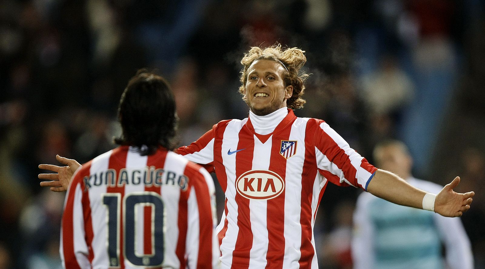 Diego Forlán y su compañero Kun Agüero