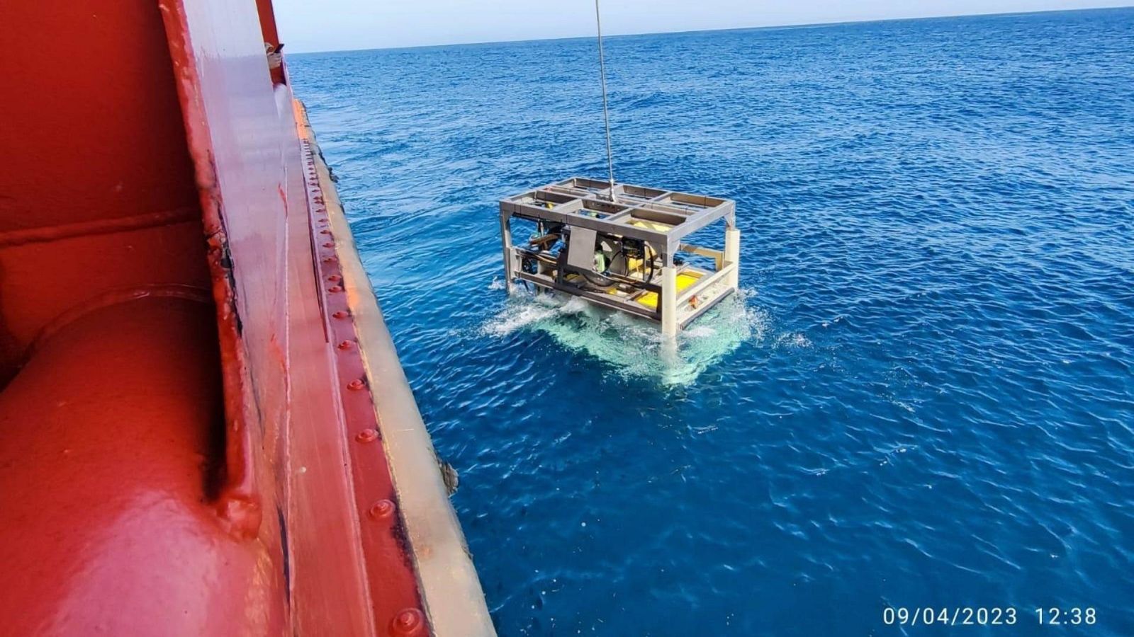 El robot Comanche de Salvamento Marítimo ha localizado el Vilaboa Uno y busca al tripulante desaparecido