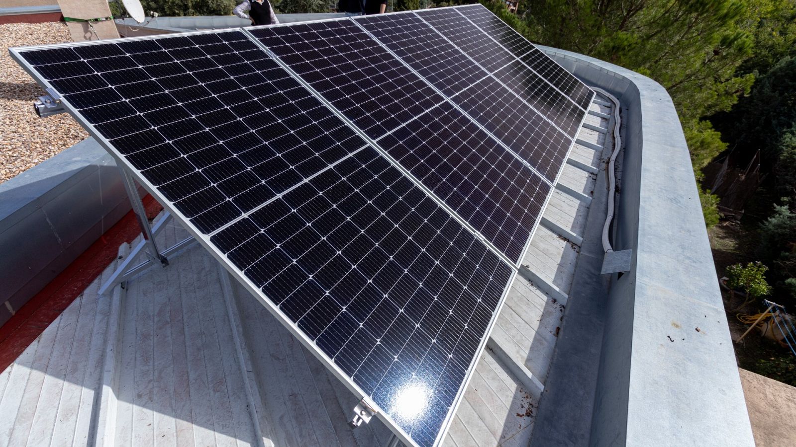 La instalación de placas solares beneficiará a unos 1.500 vecinos de la urbanización Pablo Iglesias de Rivas